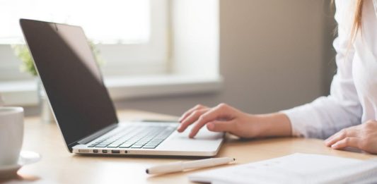 Computer Pros and Cons: Is a PC or Mac Better Choice for Your Small Business? PC or Mac