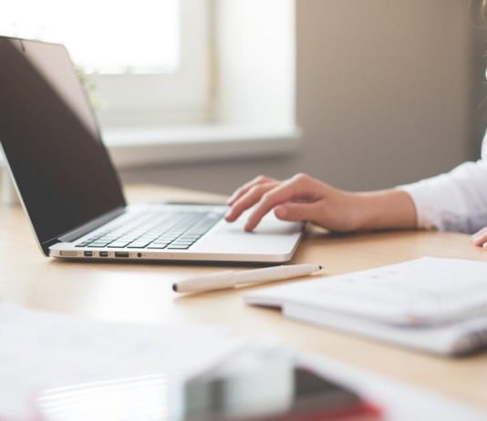 Computer Pros and Cons: Is a PC or Mac Better Choice for Your Small Business? PC or Mac