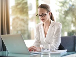 Step by Step Guide to Changing Careers A woman working on her laptop in an office