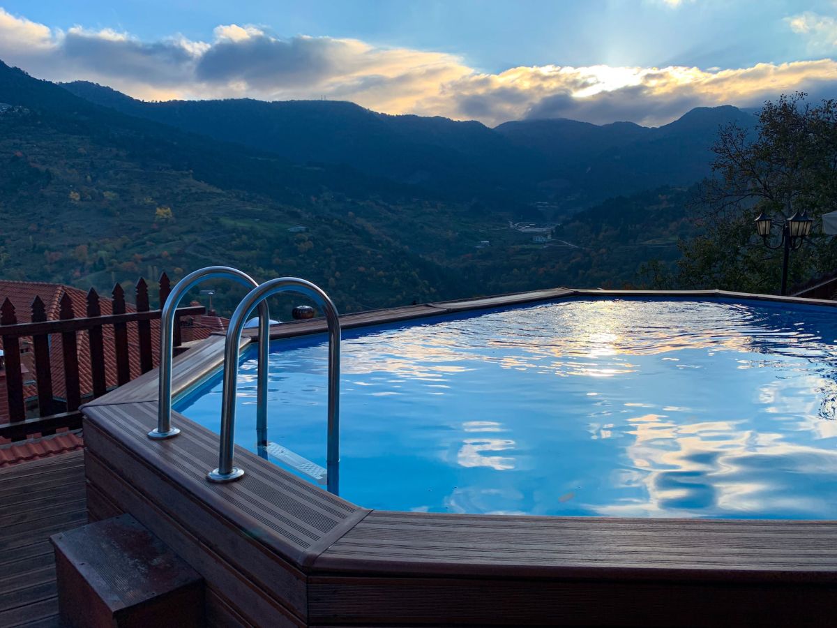 Pros & Cons Of Investing In Hot Tub Manufacturing Companies
