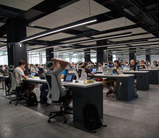 The Benefits of Knowledge Sharing in the Workplace The Benefits of Knowledge Sharing in the Workplace