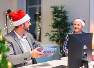 How Personalised Corporate Gifts Improve Employee Engagement & Loyalty? How Personalised Corporate Gifts Improve Employee Engagement & Loyalty