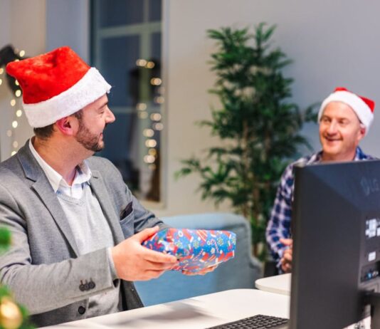 How Personalised Corporate Gifts Improve Employee Engagement & Loyalty? How Personalised Corporate Gifts Improve Employee Engagement & Loyalty